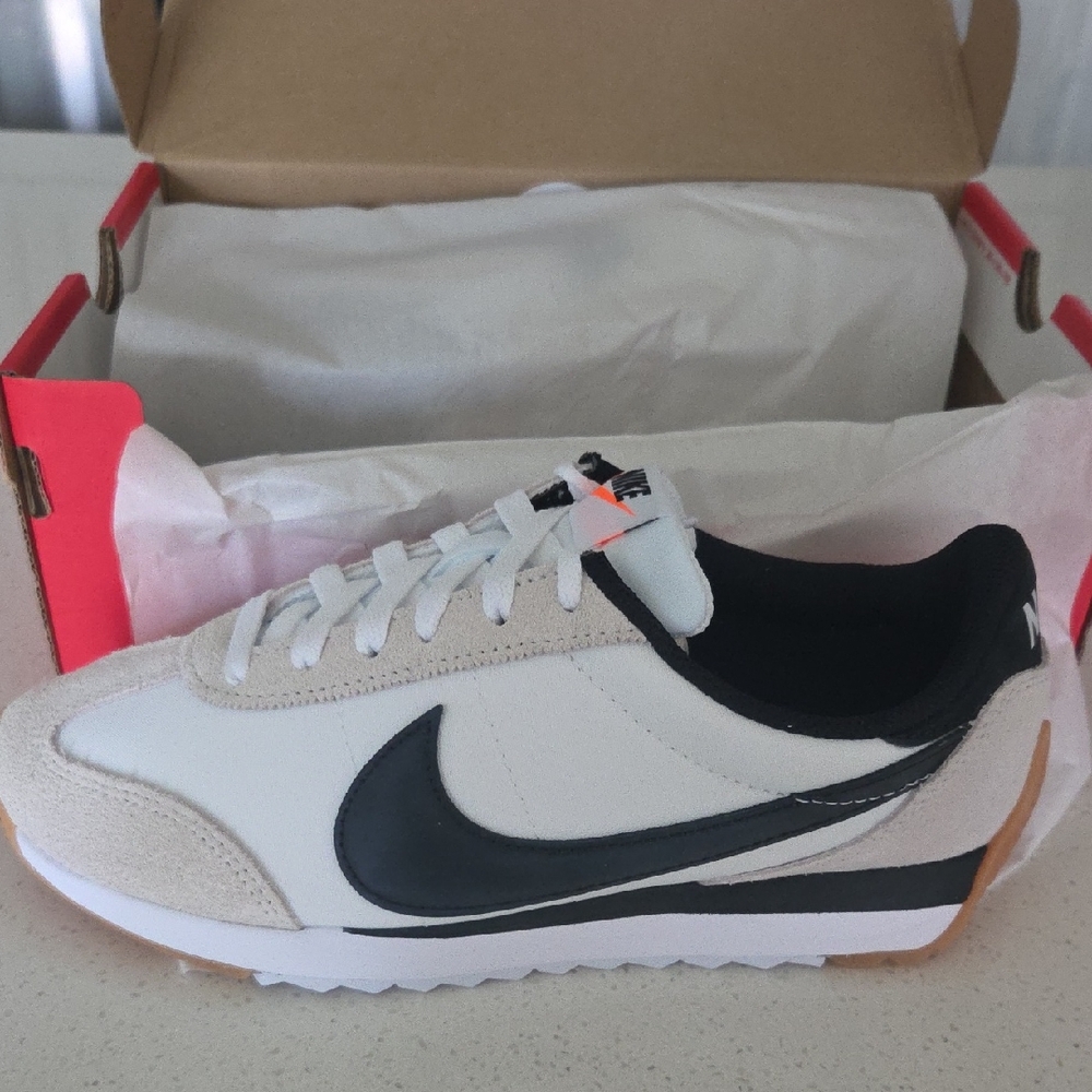 Nike White and Black Classic Sneakers
